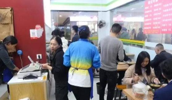 開(kāi)在河南的阿婆牛雜加盟店，看看食客對(duì)牛雜小吃的評(píng)價(jià)